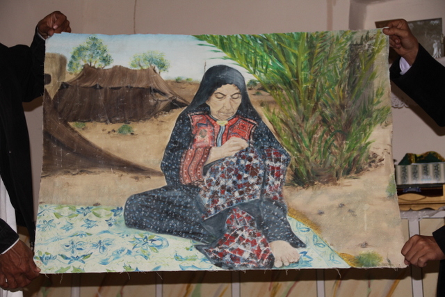 طرح نقاشی خانم زرخاتون عظیمی در حال سوزن دوزی