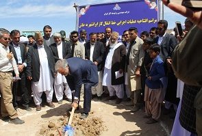 کلنگ گازرسانی خاش به زمین زده شد