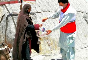 بسته‌های غذایی و بهداشتی در میان روستائیان خاش توزیع شد