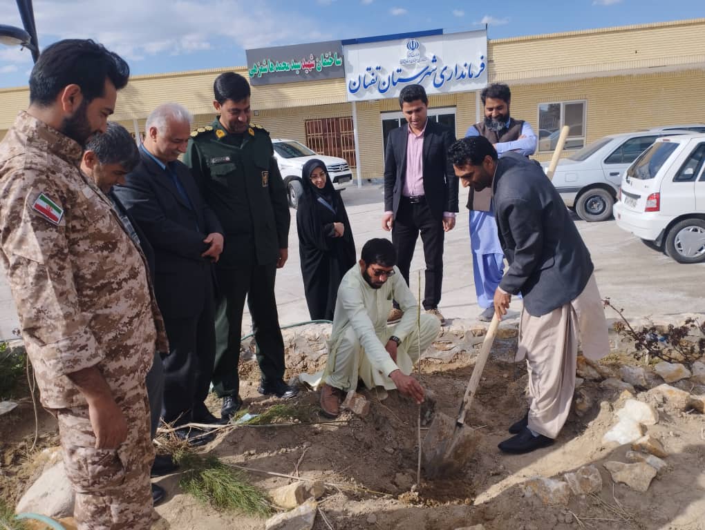 کاشت نهال به مناسبت روز درختکاری در شهرستان تفتان